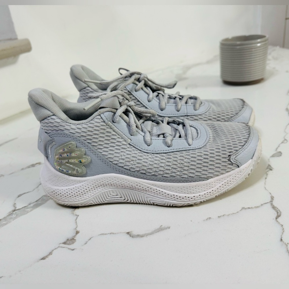 Kids Under Armour Steph Curry basketball shoes size 4.5Y, light gray.